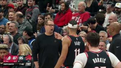 [Highlight] Siakam just throws the ball out of bounds but the refs somehow rule it tipped despite no one around