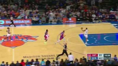 [Highlight] Derrick Rose one touch pass to Obi Toppin for the dunk