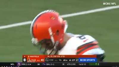 Baker throws a bullet to Njoku for the TD!