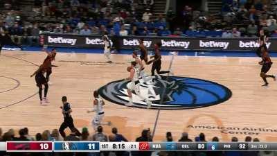 [Highlight] Luka hits Dorian Finney Smith with the no-look alley-oop in transition