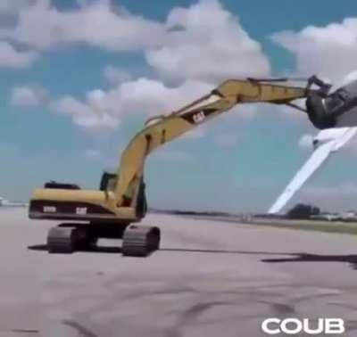 Retroexcavadora jugando con un avioncito