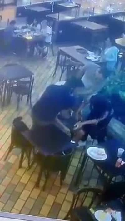Garçom ajuda a salvar cliente usando manobra de Heimlich em restaurante - SP