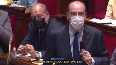 No parlamento francês, o primeiro ministro do país cita o Brasil como exemplo de que a hidroxicloroquina não funciona contra a Covid-19 e anuncia a restrição de voos vindo do país. Ao falar do remédio, arrancou risadas dos colegas. Ao falar da restrição, 