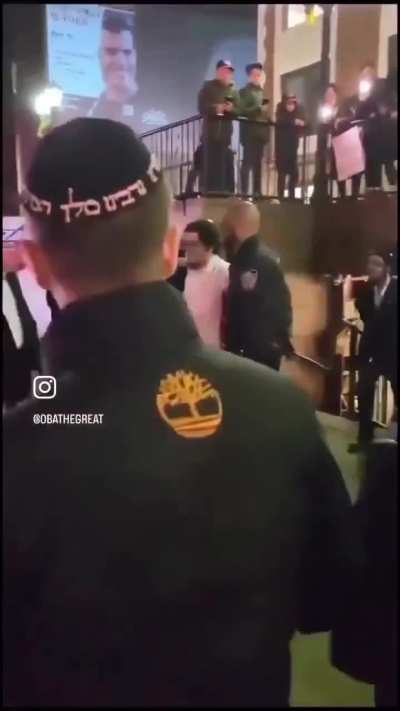 Nunca se olviden que Milei fue a visitar a la secta de judíos ortodoxos a los que arrestaron en un túneles excavados ilegalmente en New York conectados con una sinagoga. Encontraron hasta carritos de bebés adentro. Que justamente el trate de degenerados y