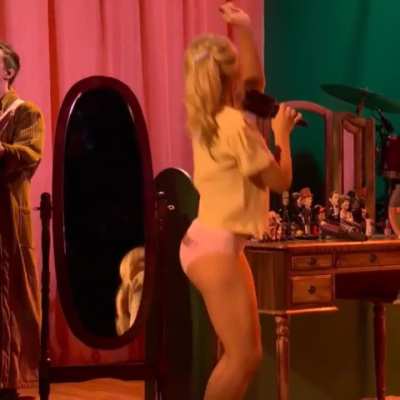 Sabrina on 'SNL' - YT October 2025