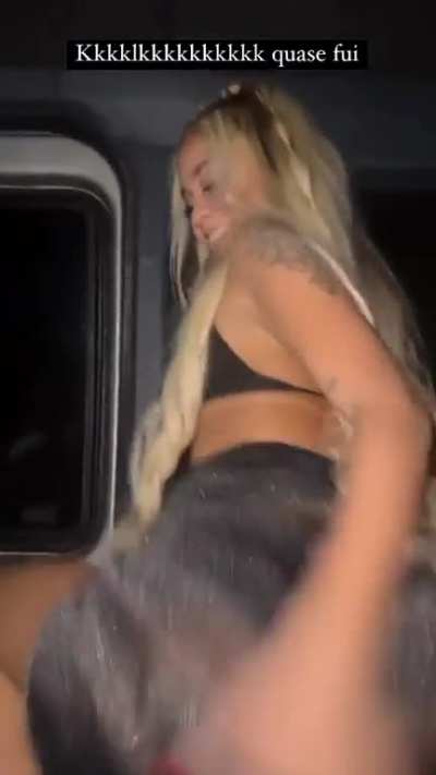 Thallita quase caiu de tanto balançar a r@ba!