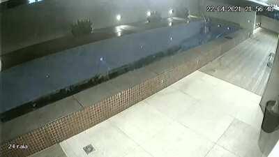 This happened two days ago (22nd); swimming pool collapsing in Brazil 🙊