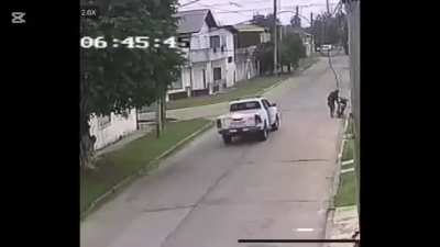 Banfield: Chica se defendió de un delincuente y recuperó sus pertenencias, minutos después la policía dejó ir al atacante