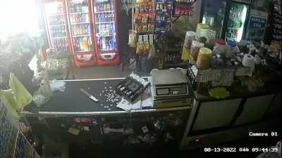 Thief gets his face slashed while robbing a female store owner. 🇲🇽