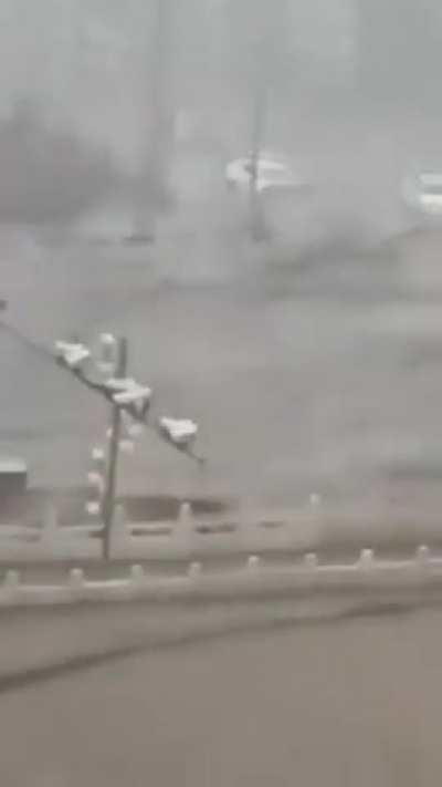 7月24日的北京门头沟，暴雨滂沱，多部车辆在水里沉浮，车里有人绝无生还可能。 去年如此，今年又在上演，看来一年的时间根本没有对防汛做出补救措施，老百姓又遭殃了！