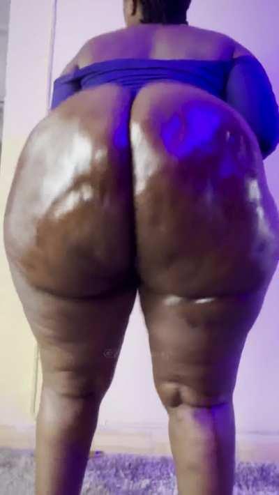 My big oily ass clapping 🙈