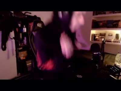 este judio solo hace que escupir factores