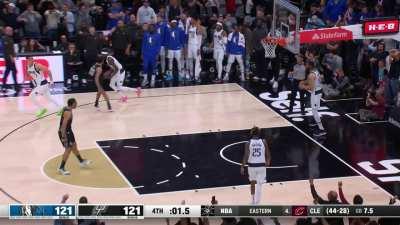 [Highlight] Spurs exectute inbounds play Keldon throwing down the lob with 1.8 seconds on the shotclock to force OT