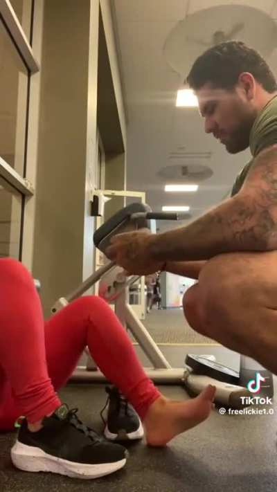 @freelickie1.0 - Bro be living the dream, I wouldn’t be able to resist a sneaky sniff haha