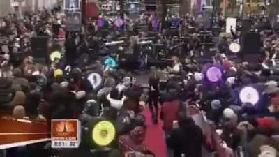 Uj felvétel - Last Friday Night + Lose My Breath + Kinda (Oh) + One Love (Live Dubai United Arab Emirates)