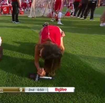 She’s familiar with downward dog 👀