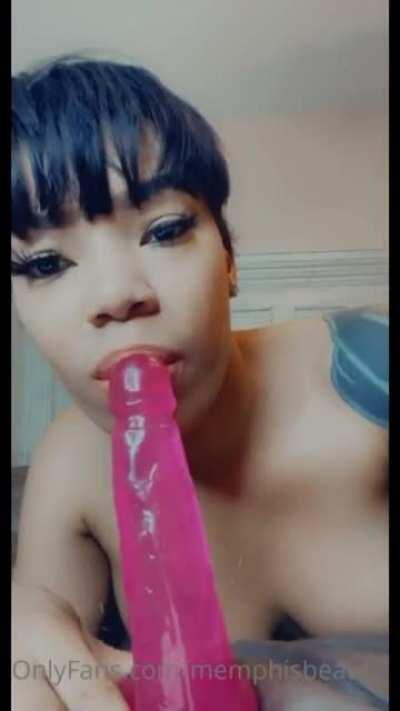M£mphi$ Nude and sucking a dildo