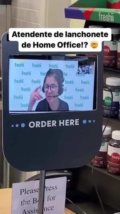 Atendente brasileira de lanchonete canadense trabalha da Bolívia