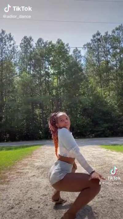 That bih gotta knees on her 🥰