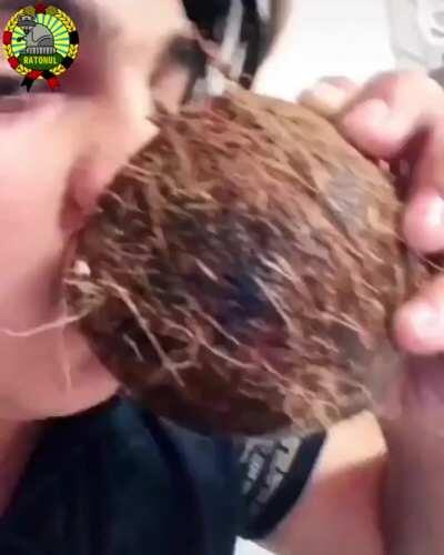 Baiatu traieste pe picior mare, bea mango