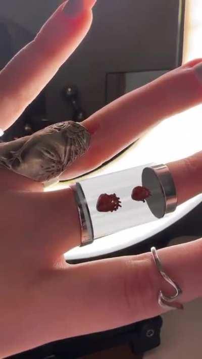 The artist, under the pseudonym Piper ZY, was one of the first to create AR accessories and now she has more than a hundred futuristic jewelry in her collection.