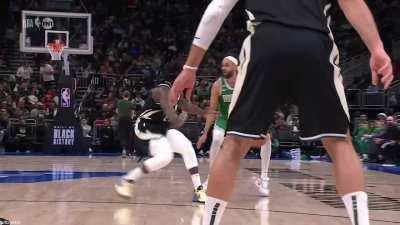 [Highlight] New Celtic Mike Muscala drives into the lane and throws down the two-handed jam, gets called for his first technical after 10 years in the league