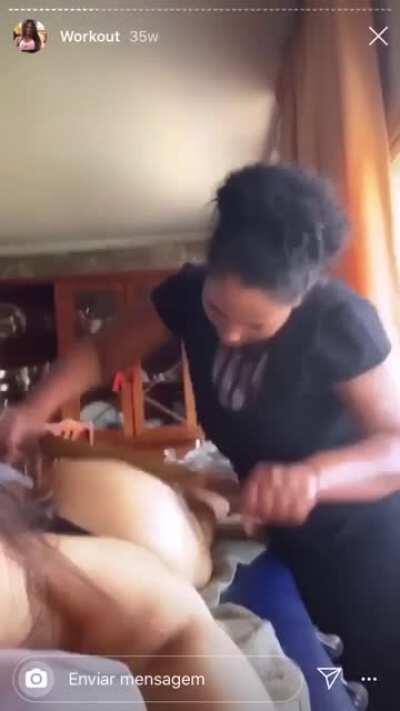 Bianca Anchieta massageando o rabão