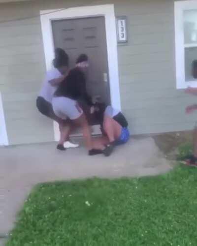 Three teens BEAT DOWN a teenage mother and her child