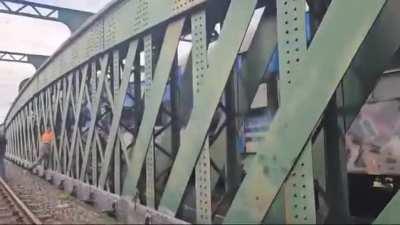 Tren de la linea San Martin de Retiro a Pilar - Una formación con pasajeros colisionó con una locomotora y un coche furgón vacío a la altura de Dorrego y Figeroa Alcorta