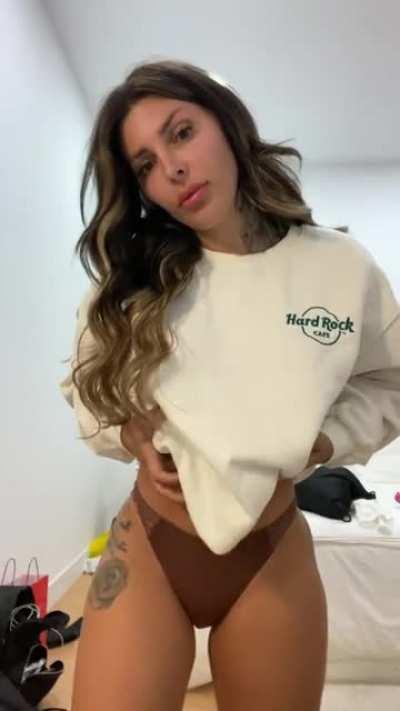 I love large sweatshirt… can hide beautiful things ahah