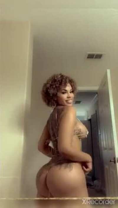 Hot AF😍🔥💦 (Get Her Folder in Comment)👇👇