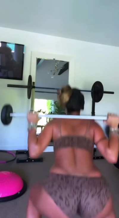 Sommer working out🤤🍑