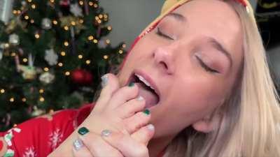 Suckin’ around the Christmas tree 🎄🎁