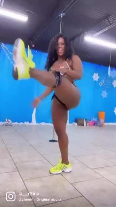 Waistline fully active 🔥 (@la__r3ina)