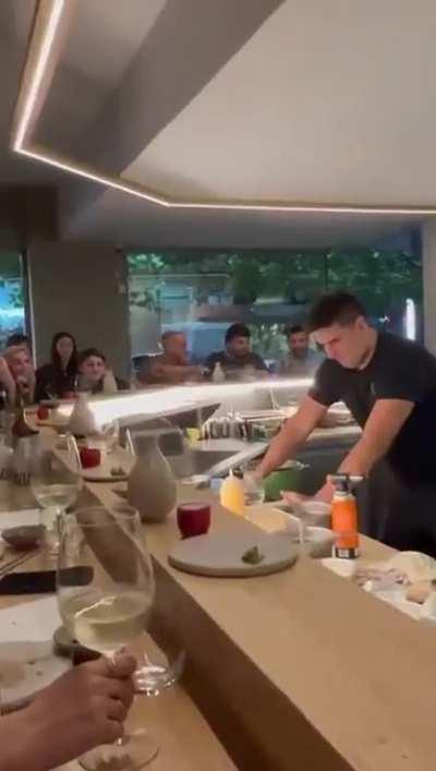 Este restaurante en CABA tiene un premio al que coma más piezas de sushi.