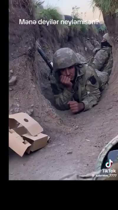 Azeri forces under artillery fire during 2022 Karabağ War. One soldier has PTSD Tremors [no sound] 