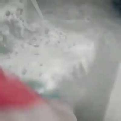 Bañando a la mujer de orslok 😳👌