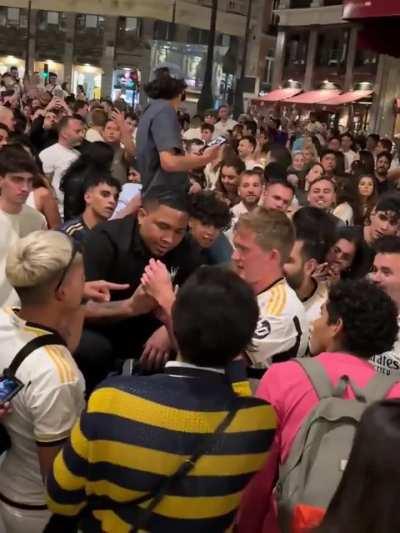 Guy finds lost phone's owner in huge crowd