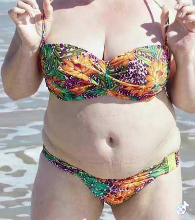 Beautiful day at the beach 🌞🏖️ do you like my bikini 👙