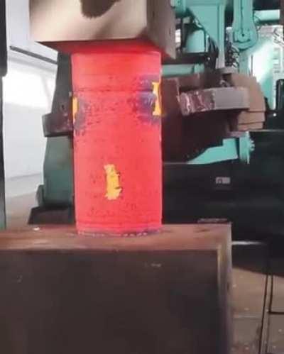 Compressing hot metal with hydraulic press