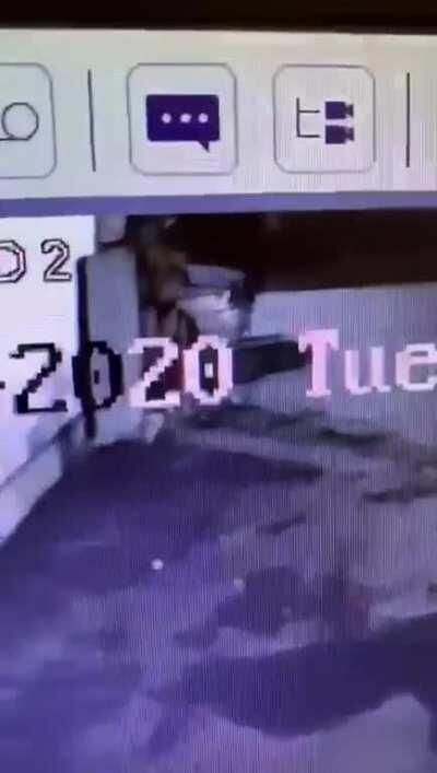 Ieri seara la noi in sat niste amărâți de hoți au fost speriați de un gras in chiloți si au plecat. I-au prins în București dimineața.