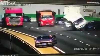 Guy leaves a jack on the road instead of a proper warning triangle, with disastrous results