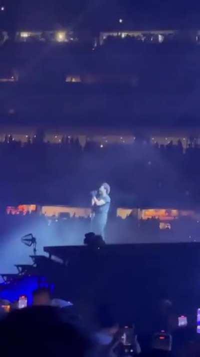 Hitting those high notes like it's nothing