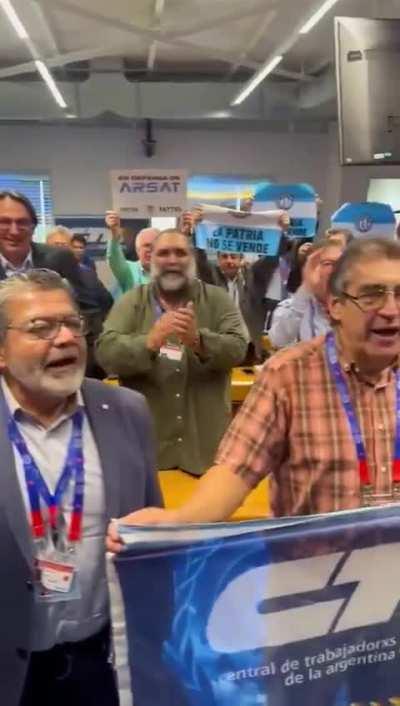 Sindicalistas cantan: 