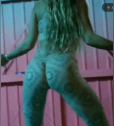 I put together this pretty impressive compilation GIF from that video when she was trying to learn how to twerk.Enjoy y'all 👍