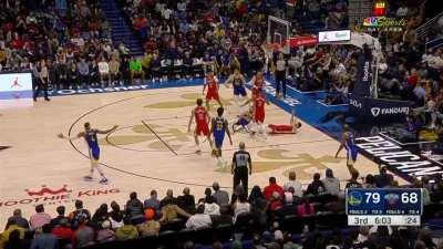 [Highlight] Curry with a TOUGH scoop layup through contact