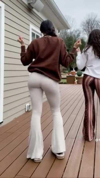 Easily one of the best times she’s showed that huge ass 🍑🍑😋