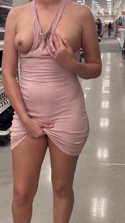 Too horny to care who’s around… 