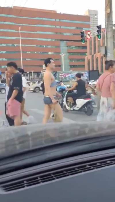 沈阳 太原街 男扮女装辣眼睛