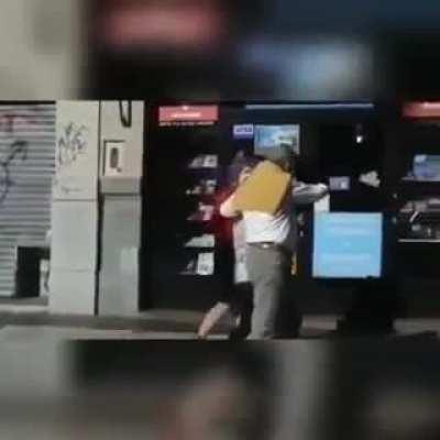 Tiene una voz dulce y celestial, como la de ALF. Y aparece todos los viernes en la noche, como ALF.